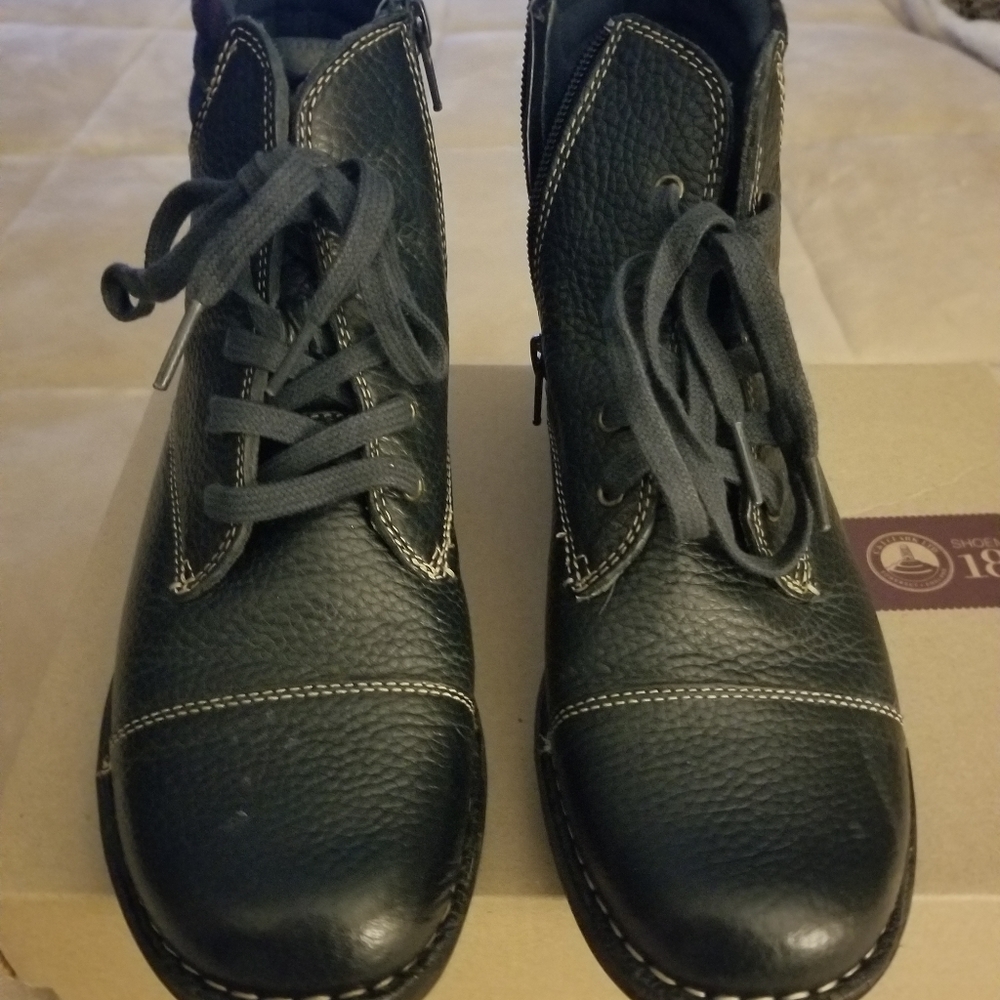 Women's Clark's navy leather shoes